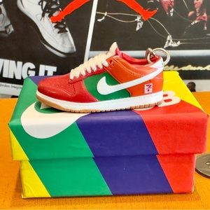 Nike SB Dunk “7 Eleven” mini shoe keychain. Comes with Nike SB Dunk mini shoebox